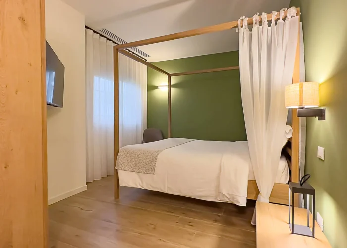 Camera elegante con letto a baldacchino
