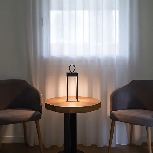 Angolo relax con poltroncine e lanterna