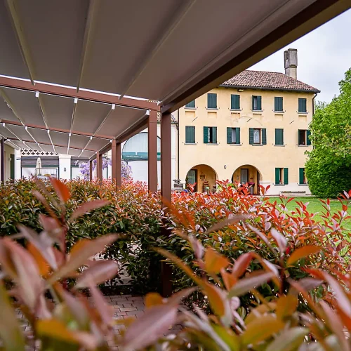Casolare tra vigne e verdeggianti spazi