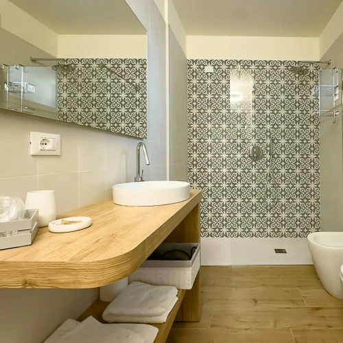 Elegante bagno moderno in agriturismo
