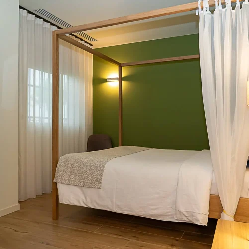 Camera con letto a baldacchino