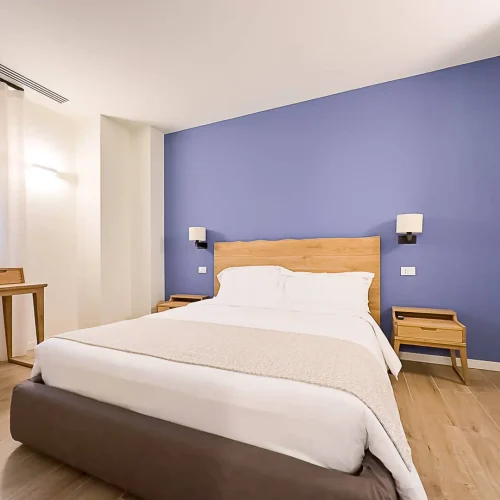Camera con letto matrimoniale e pareti blu