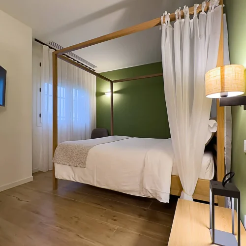 Camera accogliente con dettagli in legno.