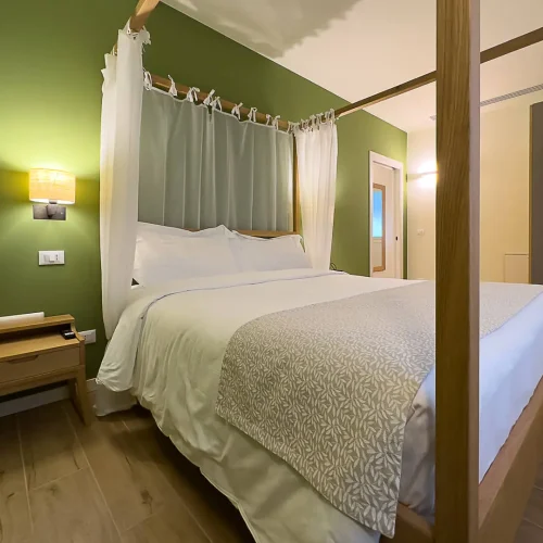 Camera con letto a baldacchino
