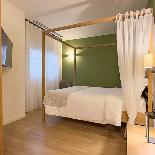 Camera elegante con letto a baldacchino